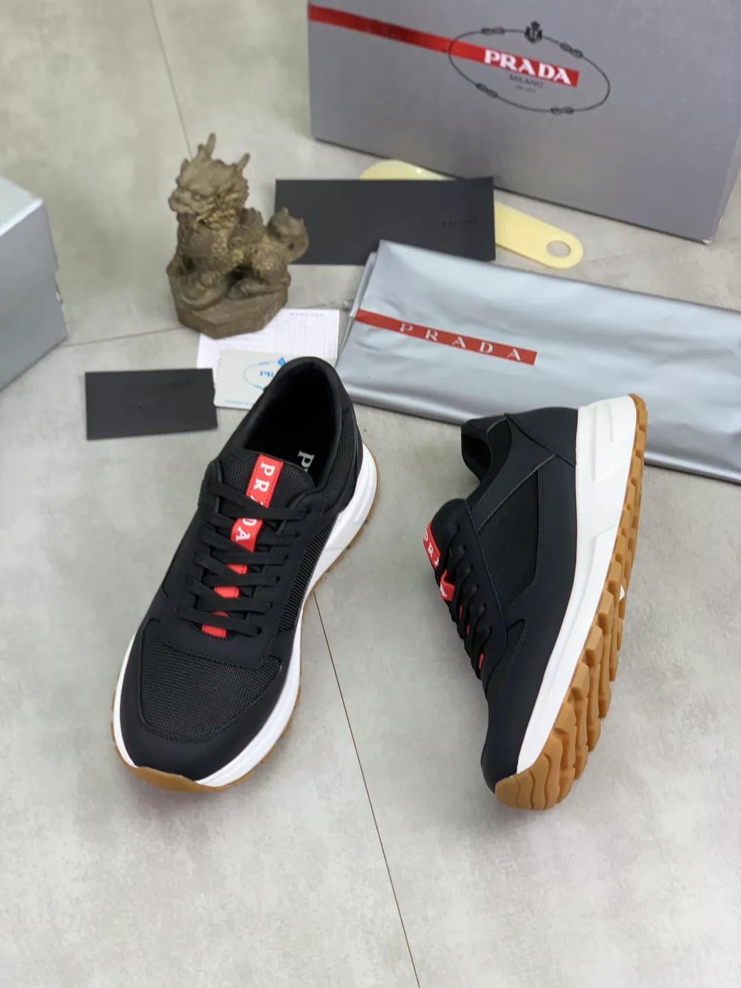 Men's shoes 💰P560💰[New model] The top version is available on the official website, 🆘 The trendy brand (Prada) mainly promotes the popular model, avant-garde and versatile fashionable men's shoes, private version mold opening, cowhide surface splicing 1:1.. Stylish and simple, original imported cowhide lining cowhide feet; the atmosphere and personality are more fashionable, eye-catching and pursuing class. It will subvert the old idea and be a must-have for fashionistas with you! Must keep it for yourself! Tall and comfortable, large and low, high-end quality workmanship. The new high-end outsole on the official website. Size: 38-45. Available in 3️⃣ colors.